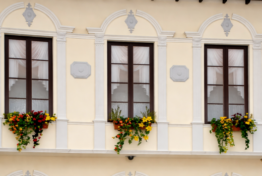 Accente decorative 3D: detaliile care fac o fațadă să arate „finisată”