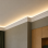 Cornișă LED pentru iluminare indirectă într-un interior elegant